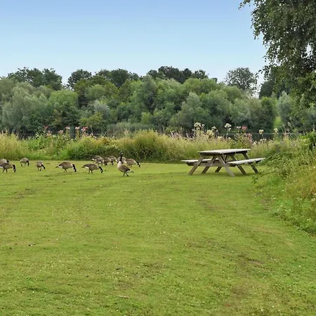 House Boat Anegada Úszó hotel 4*
