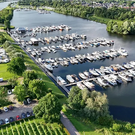 House Boat Anegada 4* Maastricht